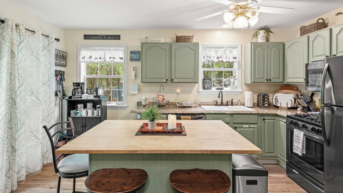 Briar Crest Woods House | Ridge Retreat by AvantStay | Game Room, Covered Porch, & Fire Pit!