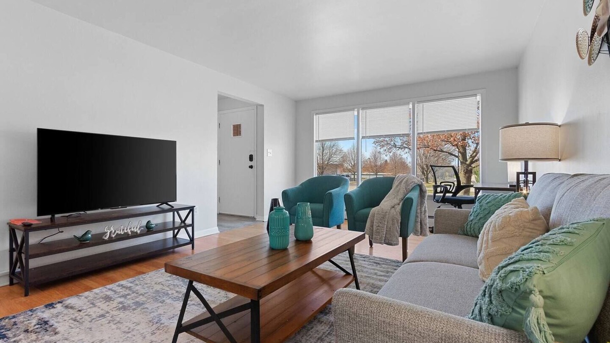 Ashwaubenon House | Ridge Road 15-minute walk to Lambeau Field, Resch Center and Titletown District!
