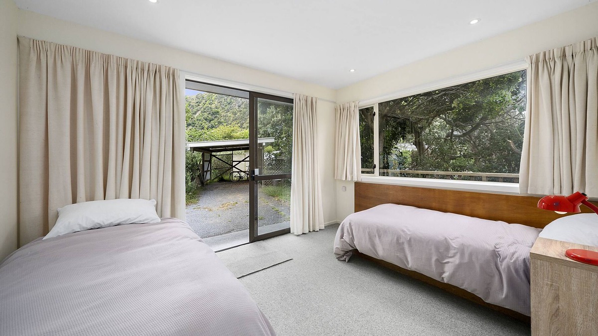 Paekakariki House | Ridge Top Views - Paekakariki Holiday Home