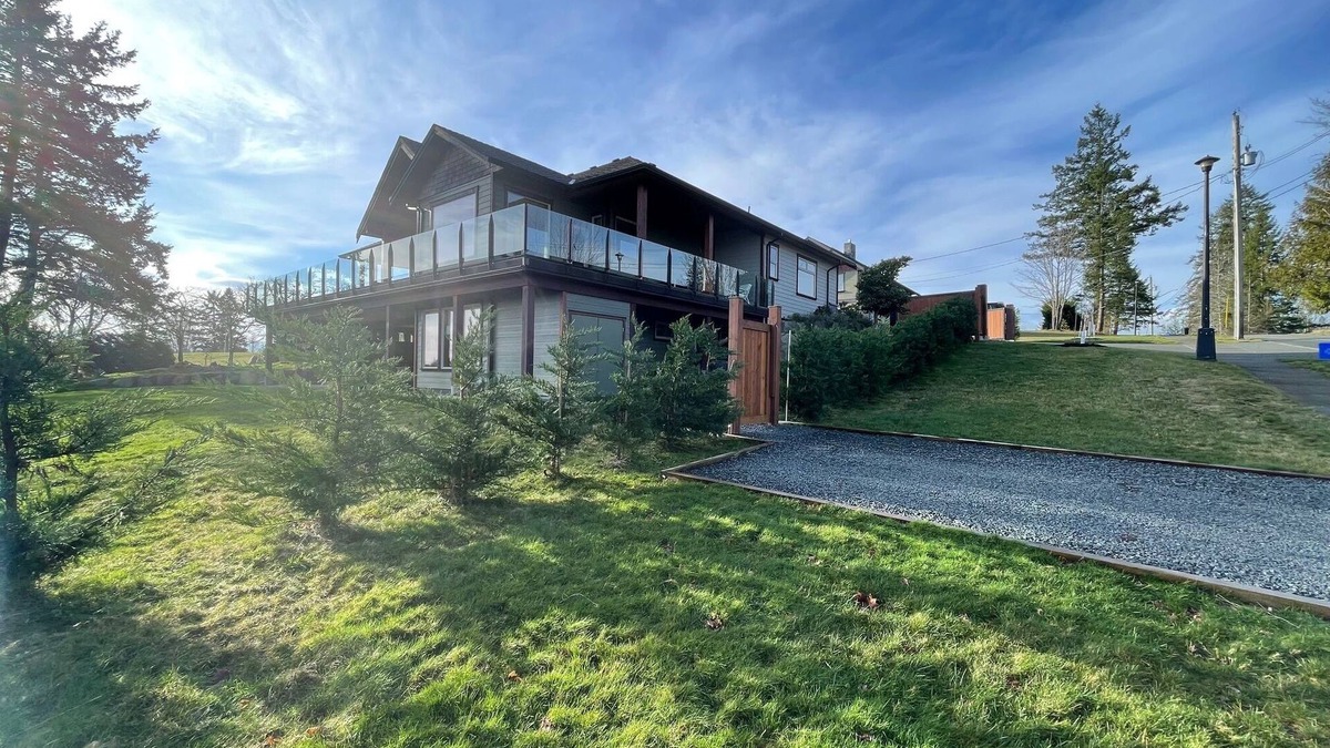 Campbell River House | Ridge View Suite Seascape Panorama with Covered Deck