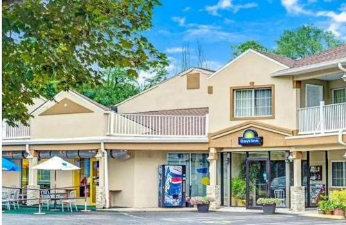 Lewisboro Hotel | Ridgefield Motor Inn