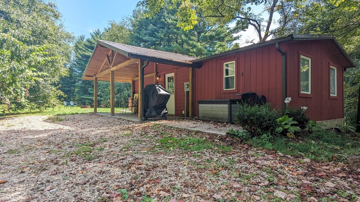 Laurelville Cabin | Ridgetop cabin featuring spa, sun room, fireplace and deck with panoramic views.