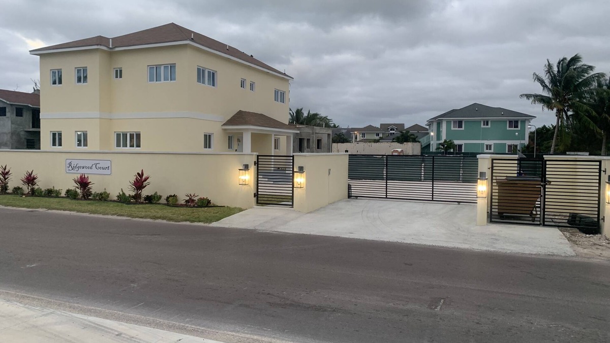 Nassau House | Ridgewood Court - Townhouse Near Beach Across the Street From Grocery Store