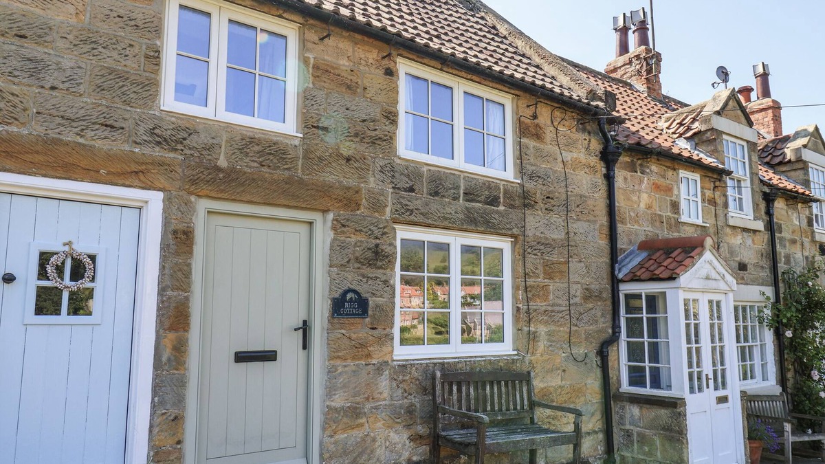 Sandsend Cottage | RIGG COTTAGE, MOUNT PLEASANT, pet friendly, with a garden in Sandsend