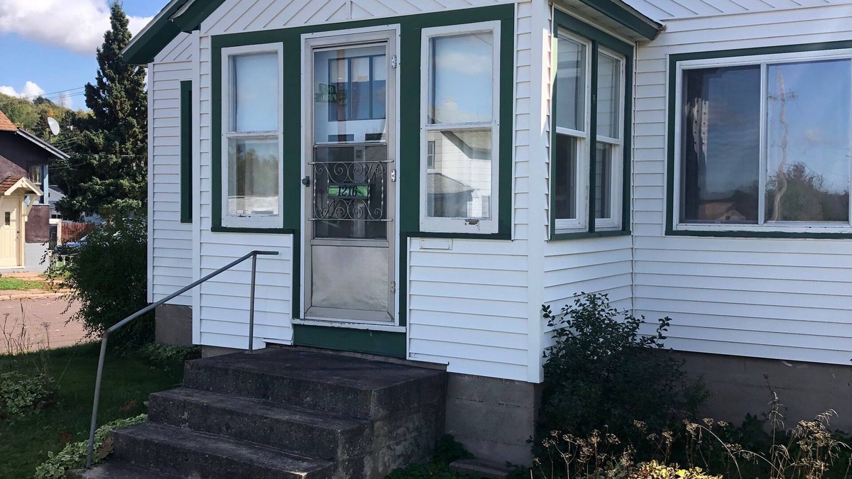 Wakefield House | Right across from the lake.