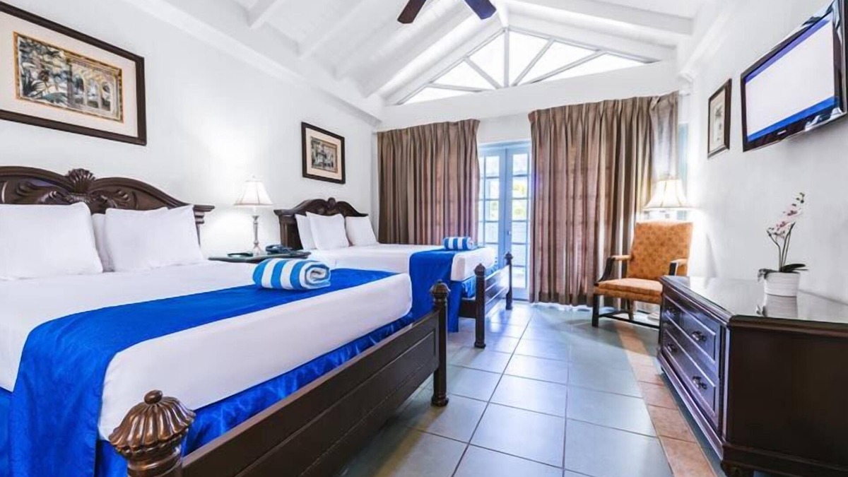 Hastings Hotel | Right at Savannah’s Beachfront! 2 Large Units w/View, Onsite Pool, Parking!