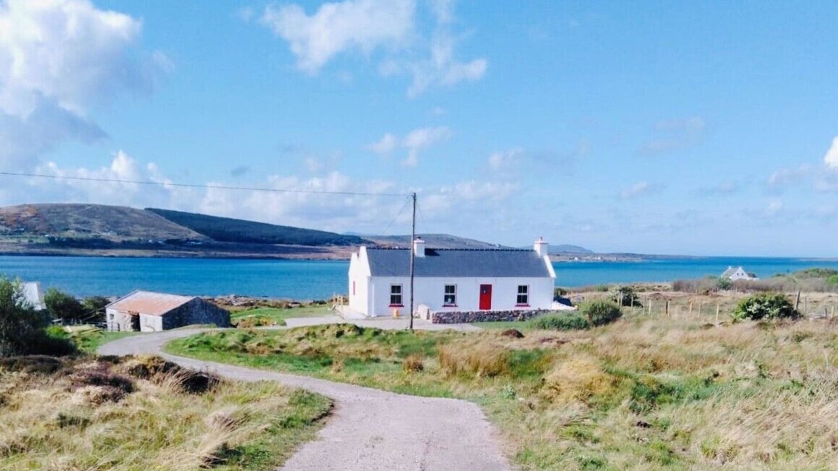 Lettermacaward Cottage | Right by the sea with panoramic view - Stunning Cottage Drimlaghdrid