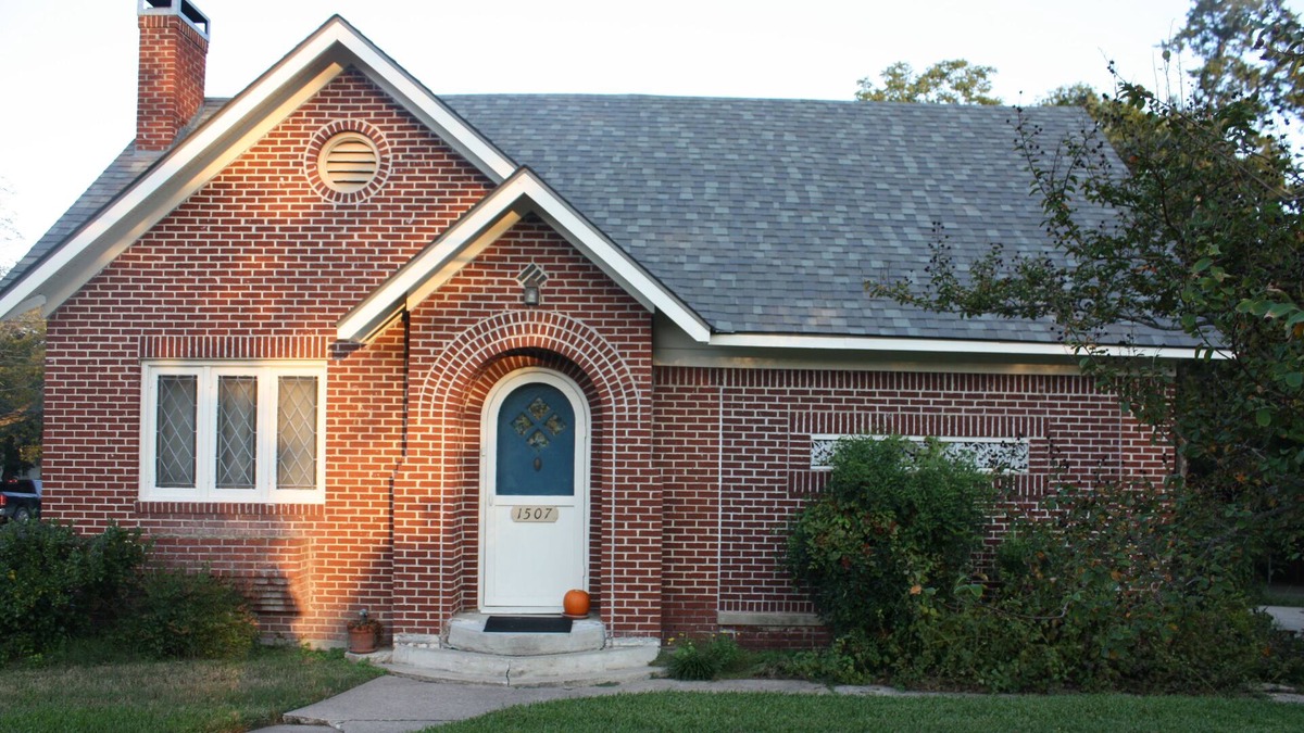 Huntsville House | Right in the middle of town, charming 1930's brick home.