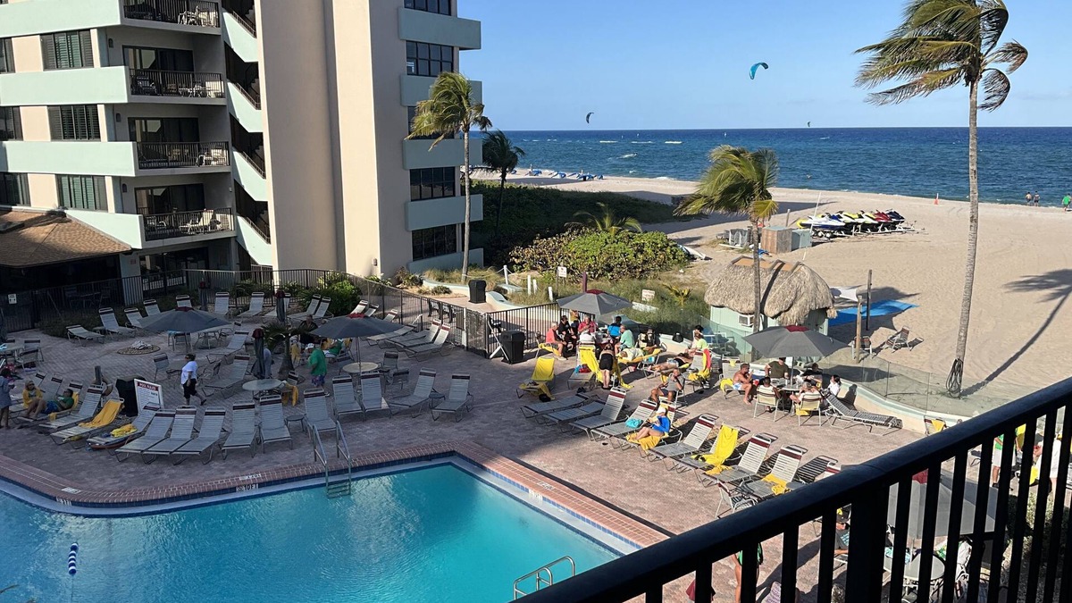 Lake View Apartment | Right on the Beach !n3rd Floor Corner unit !nAmazing Views !