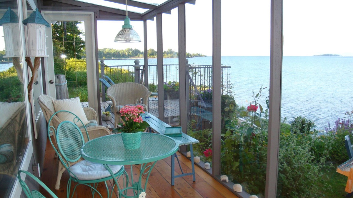 Union Bay House | Right on The Beach in The Comox Valley!