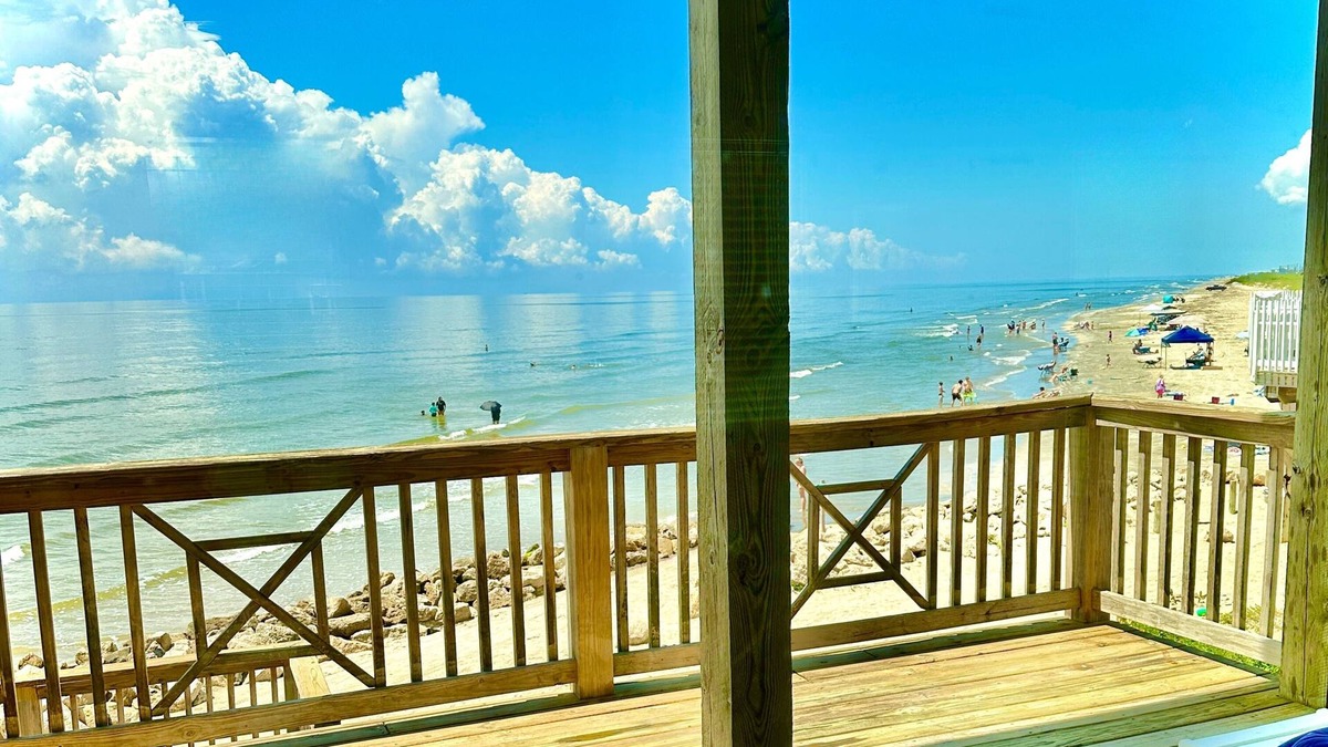 San Luis House | Right On the Beach! Oceanfront, 2 Master Bedrooms, Minutes from Galveston