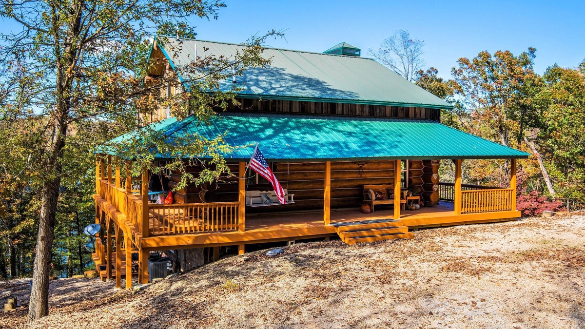 Garfield Cabin | Right on the water, stay at this Instagram photo-ready real LOG CABIN +Kayaks!