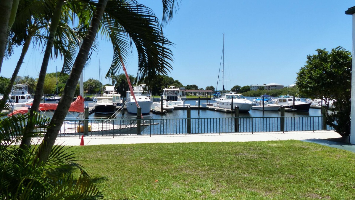 Whitfield Hotel | Right on the Waterfront Marina - Suite 117 - 7150 N Tamiami Tail, Sarasota FL