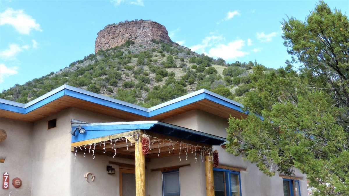 Embudo House | Rio Grande Gorge Casita- traditional adobe, hot tub, hiking, privacy