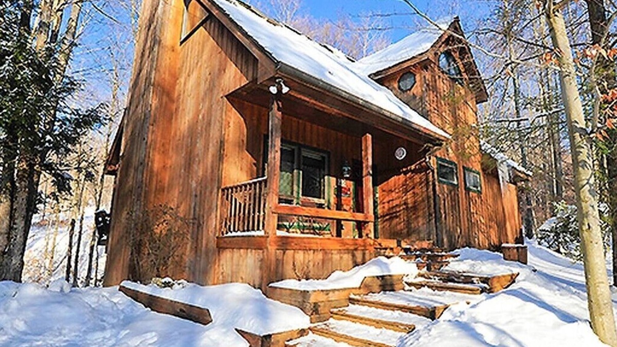 Davis Ski Chalet | Rippling Waters is a very short walk to Timberline Mountain and Slopes!