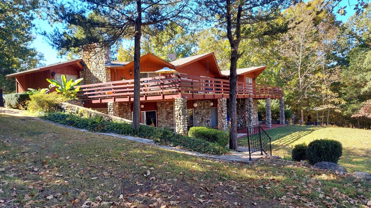 Cherokee Village House | RIR: E Faye Jones style Rock floor to ceiling in 3 bathrooms open floor plan.