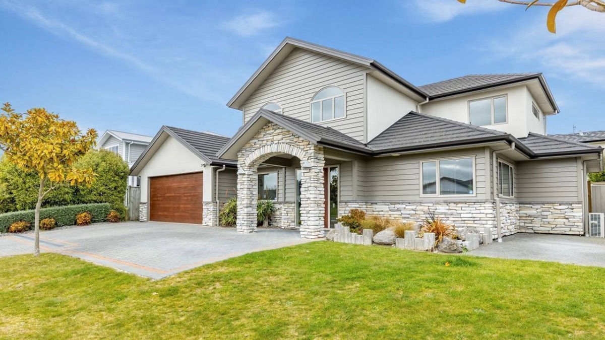 Wharewaka House | Rise and Shine with Hot Tub