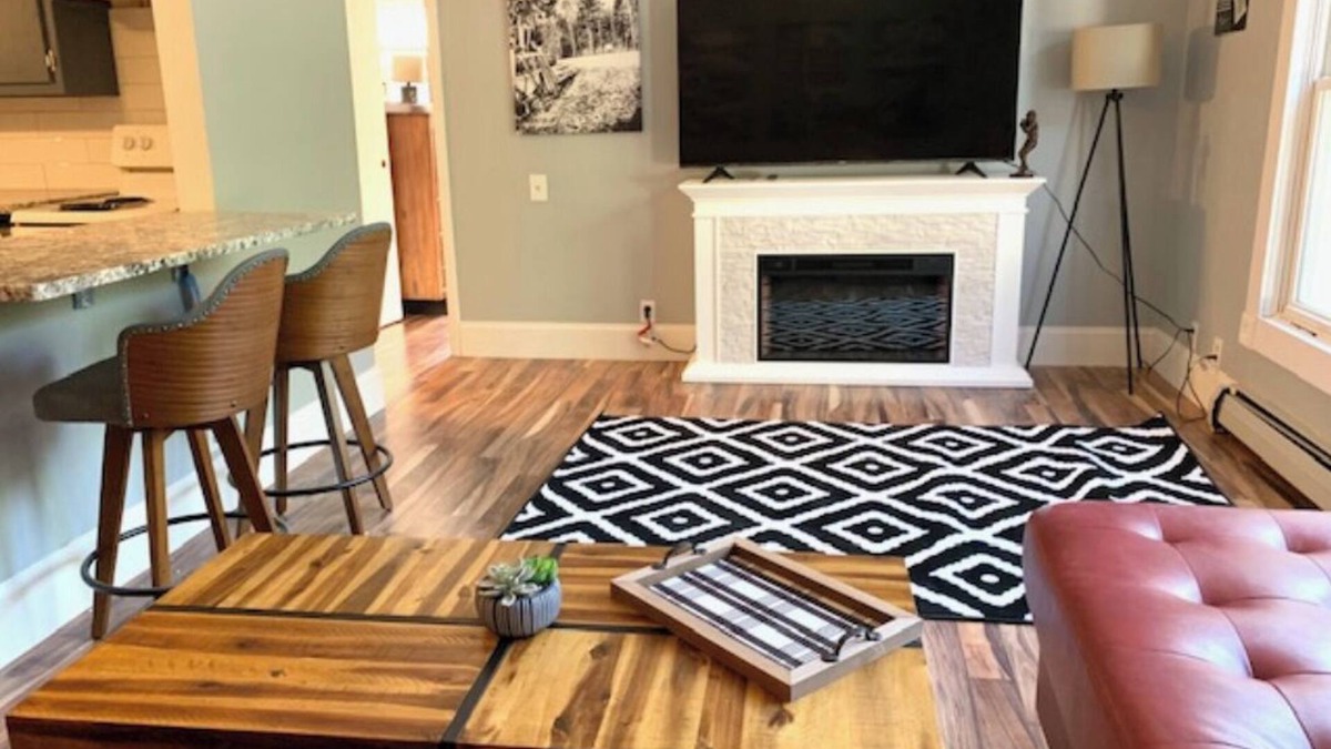 Green Bay Apartment | Ritchie’s Titletown Executive Suites: The Cattail Cabin
