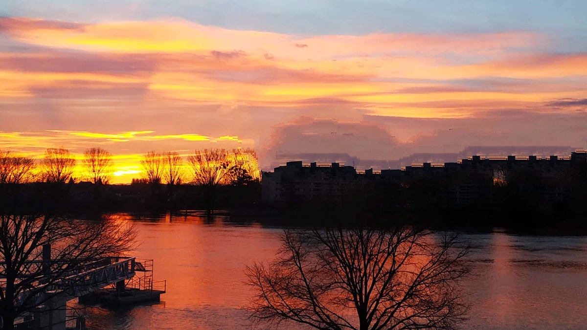 Chalon-sur-Saone Apartment | RIVE DE SAÔNE 75m2.P'tit dej.Pleasant & spacious.