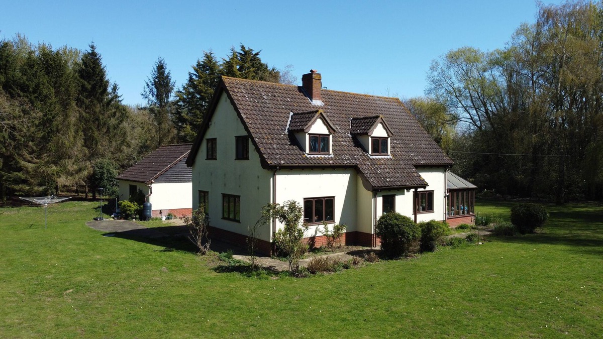 Weybread Cottage | RIVENDELL, pet friendly, with open fire in Harleston