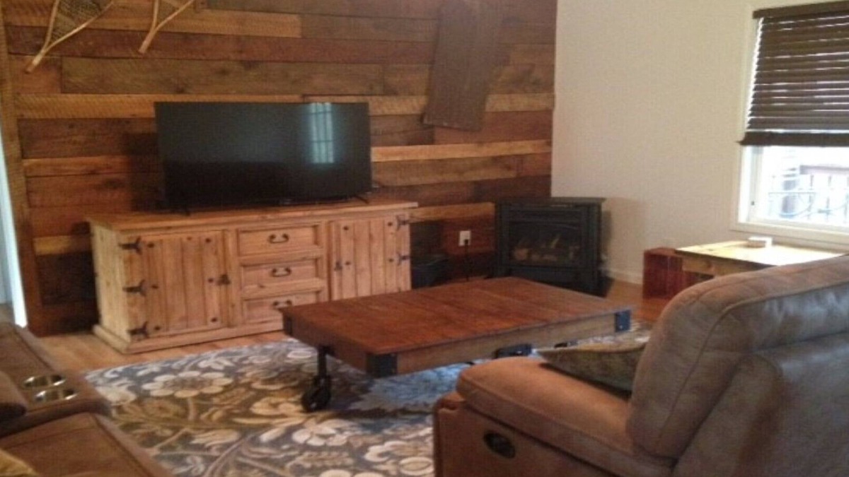Franklin House | River Access and just 3.5 miles from Downtown Franklin