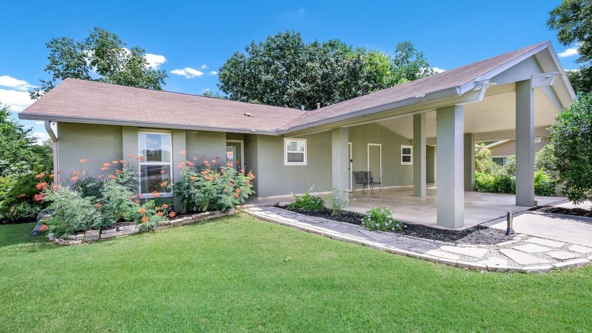 Seguin House | River Access Getaway/Fast WiFi/Firepit