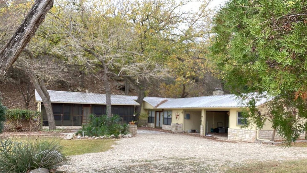 Hunt House | River access house! 3/2 and ping pong barn