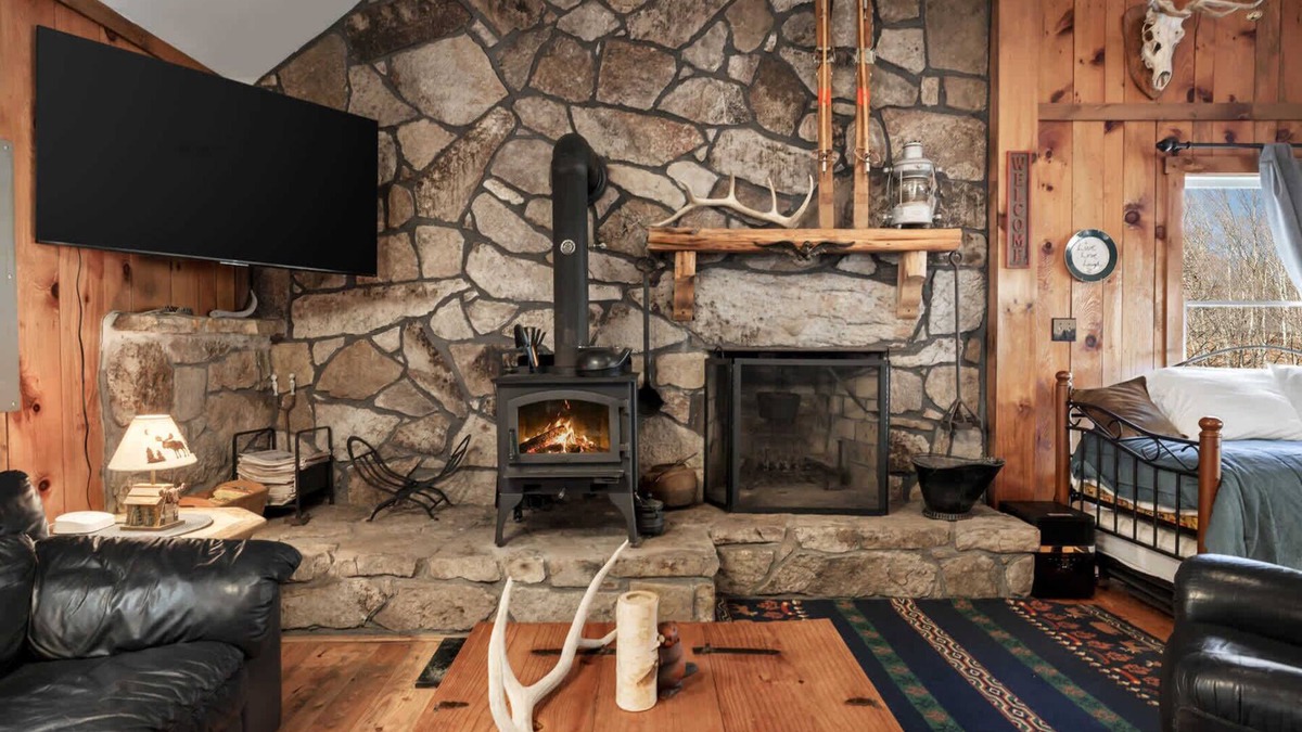 Great Cacapon Ski Chalet | River Access, Loft, Deck, WiFI & Pet Friendly