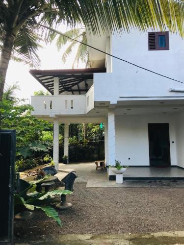 Dodanduwa Villa | River Beach View