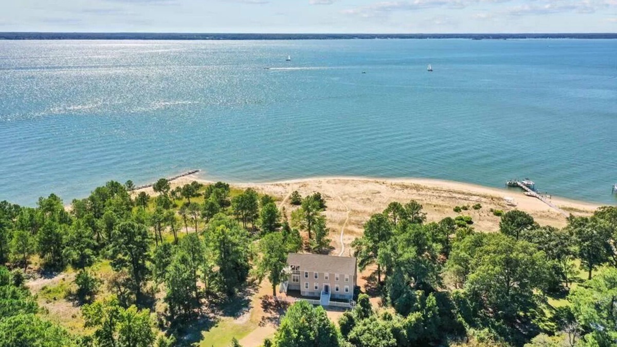 White Stone House | River Beachfront- Spacious Dog & Family Friendly 3 Bedroom Home on Shared Beach