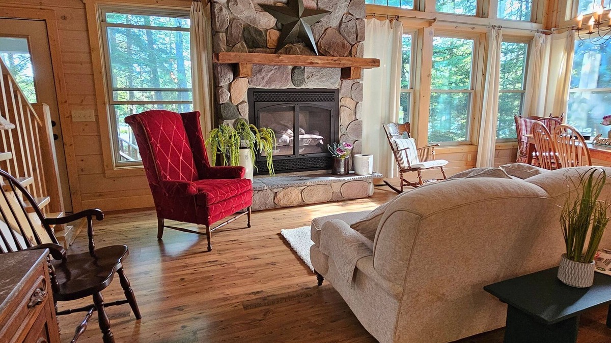 Tower House | River Bend Escape | Riverfront + Boat & Jacuzzi