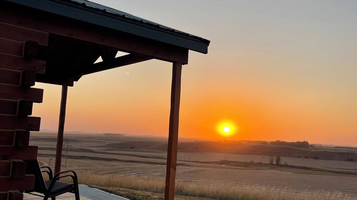 Canistota Cabin | River Bluff Cabin 2- Private Hot Tub & Land, Stunning Bluff & Sunset Views