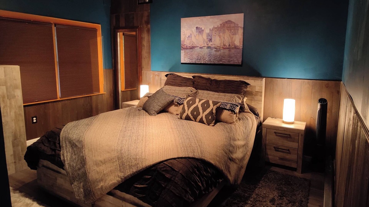 Athens House | River Bottom Bungalow in delightful Athens with Hot Tub, Sauna and River access