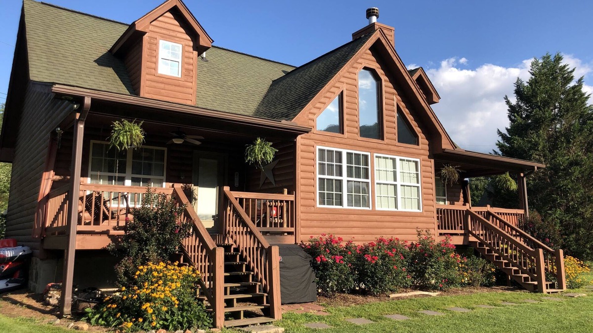Hiawassee Cabin | River Cabin,Lrg Hot Tub,Inner Tubing,Pool,Trout Fishin,20 Min to Helen