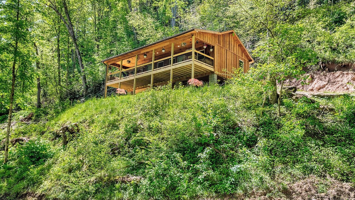 Butler Cabin | River cabin on 45 acres of private mountain land PET FRIENDLY