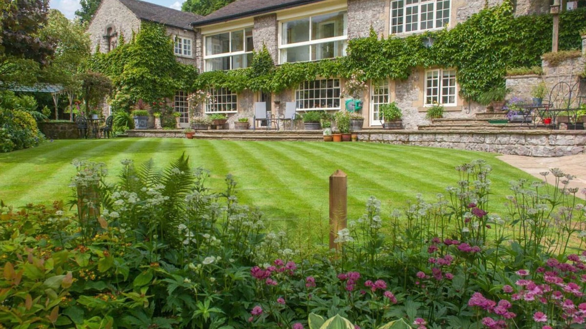 Ashford-in-the-Water Cottage | River Cottage, large self-catering home in the village of Ashford-in the-Water.