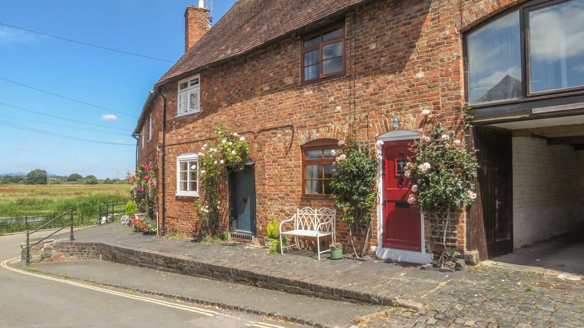 Tewkesbury Cottage | RIVER COTTAGE, pet friendly, character holiday cottage in Tewkesbury