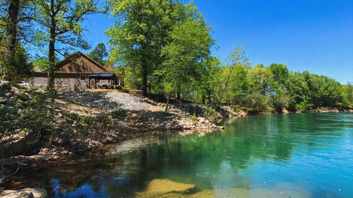 Warm Springs House | River Cottage with 6 bedrooms, 3 baths, playground and baby bed.