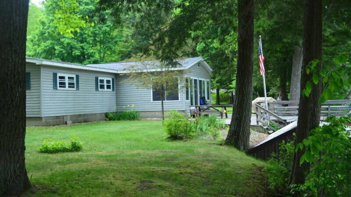 Newaygo House | River Country Lodge on the Muskegon River next to Pine St boat launch
