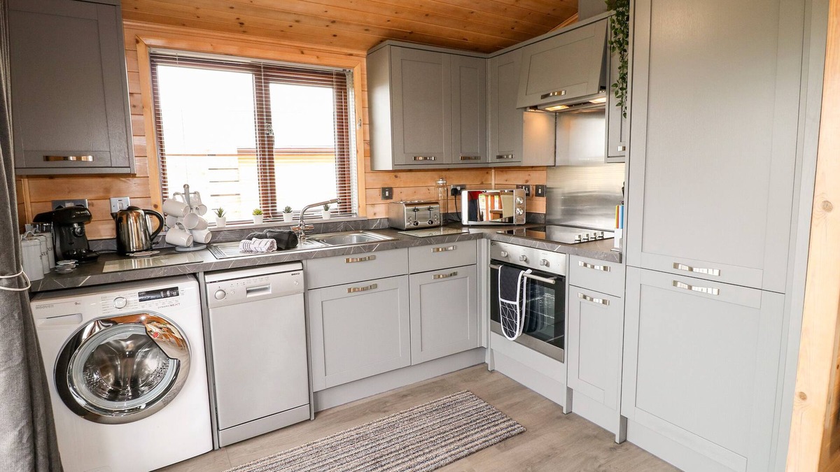 Scropton Cottage | RIVER DOVE LODGE, pet friendly, with hot tub in Hatton, Derbyshire