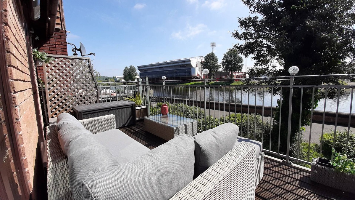 Nottingham House | River facing town house with balcony and parking at Trent Bridge.