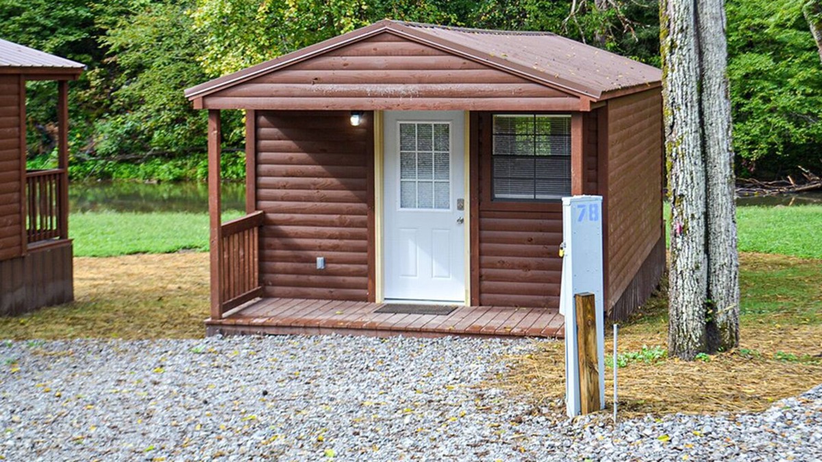 Harrogate Cabin | River Forge Cabin 77 - Cozy and Rustic 1 Bedroom Cabin - Creek Front