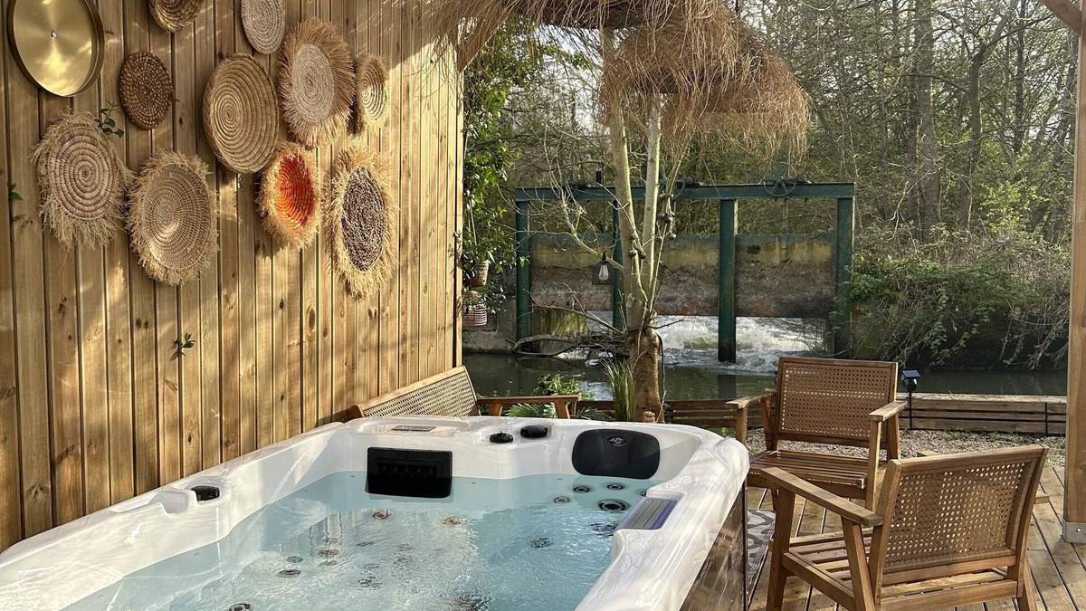 Saint-Avit-les-Guespieres Ski Chalet | Riverfront cottage with jacuzzi