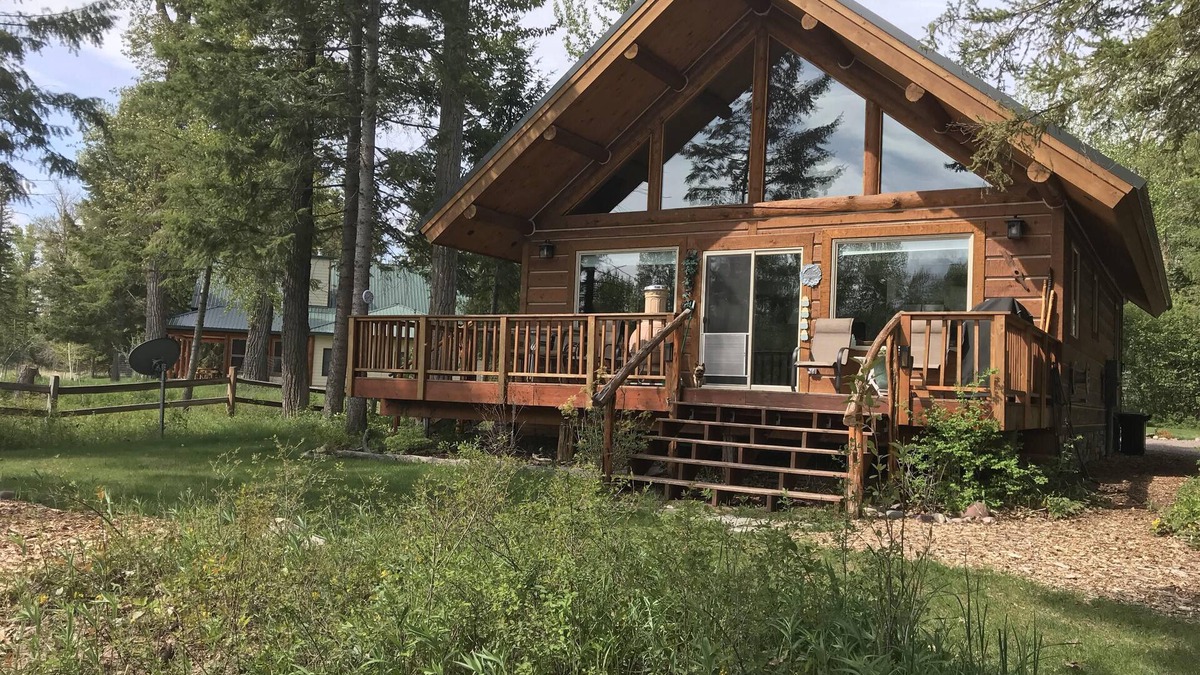 Kalispell Cabin | River-front Cabin is affordable retreat after hiking or skiing! Pet friendly!