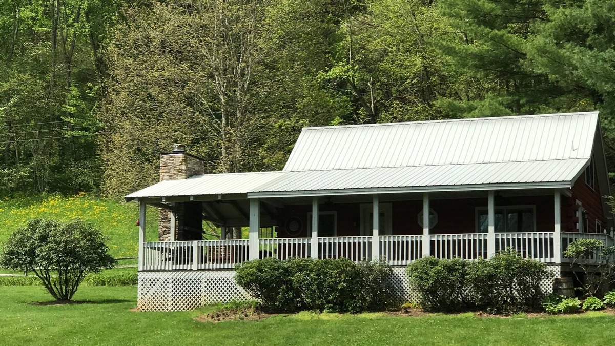 Creston House | River Front Cabin with Cozy Comfort and Mountain View