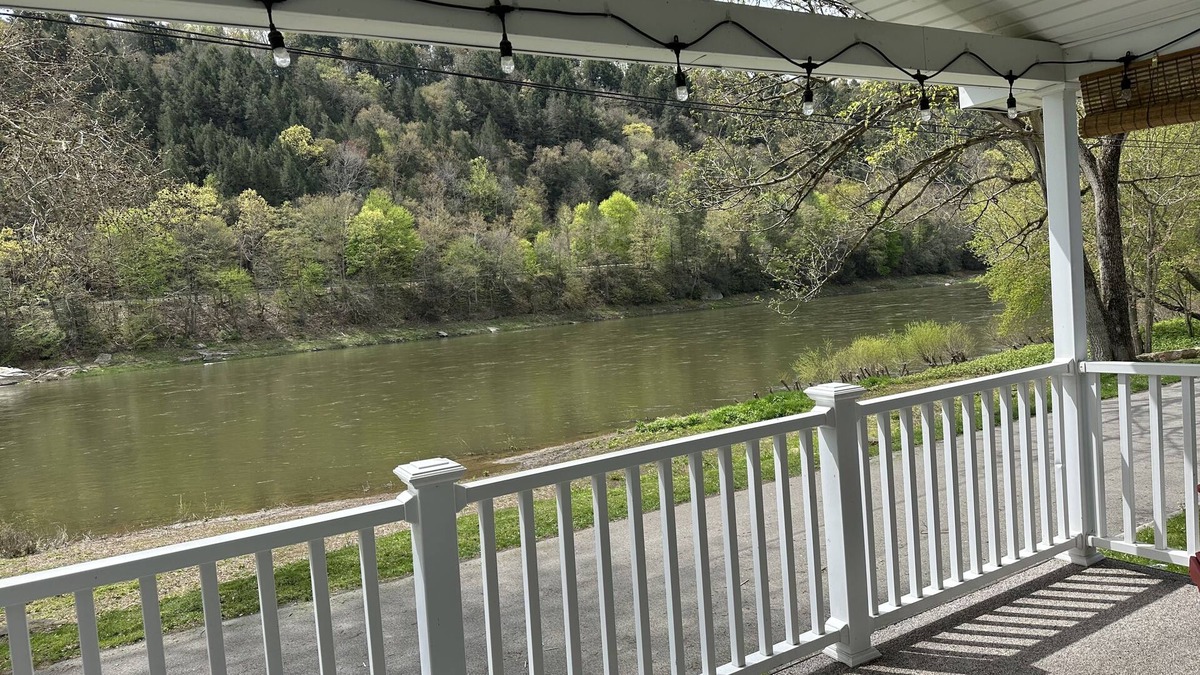 Emlenton House | River Front Cottage with Breathtaking view of Allegheny River
