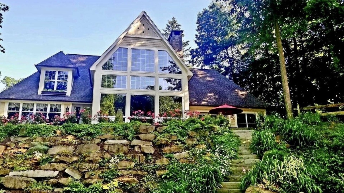 Olmsted Falls House | River Front Estate with Charming Guesthouse