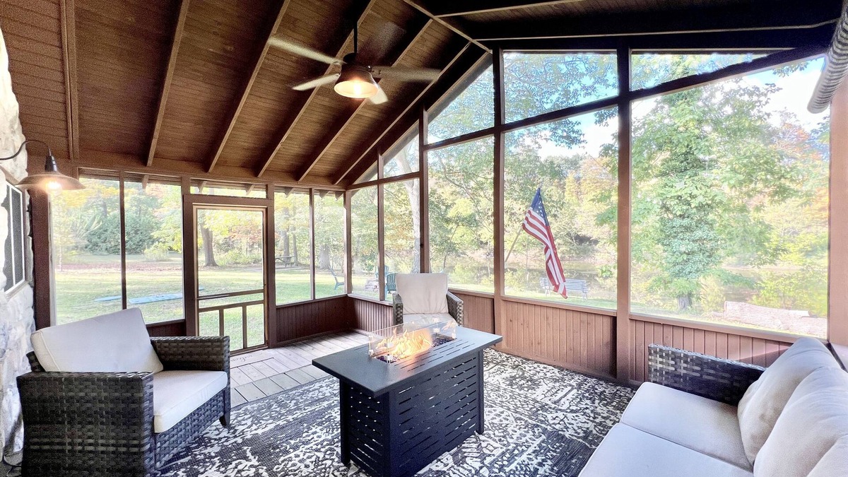 Hopewell House | River front getaway with screened-in porch overlooking the river!