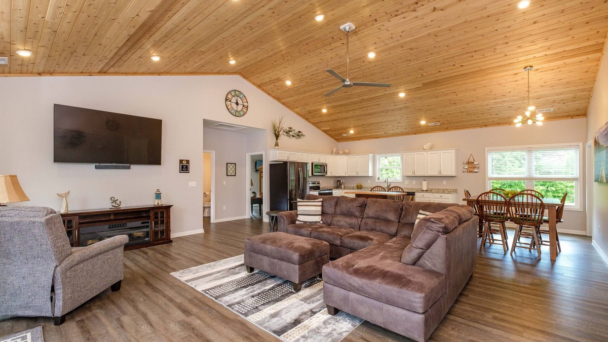 Shenandoah House | RIVER FRONT HOME AMAZING VEIWS AND HOT TUB