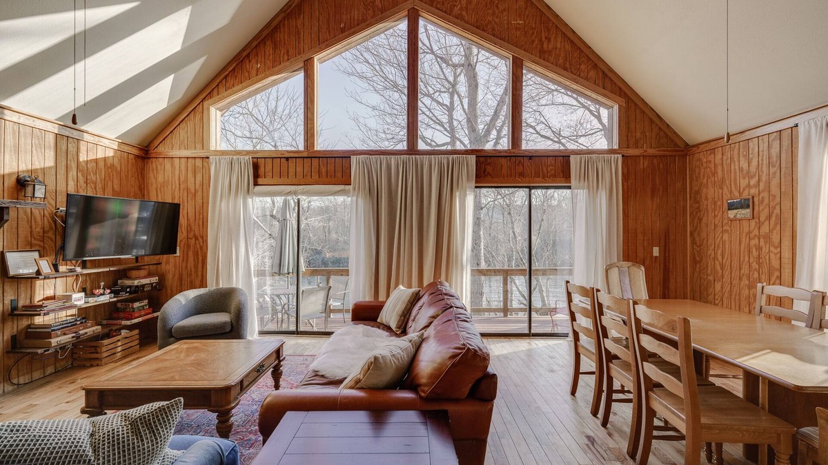 Wilburn Cabin | River front house for ten